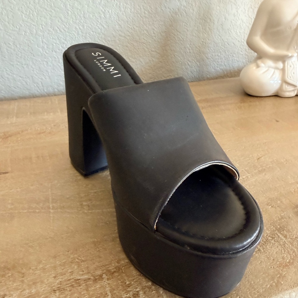 Black platform sandal